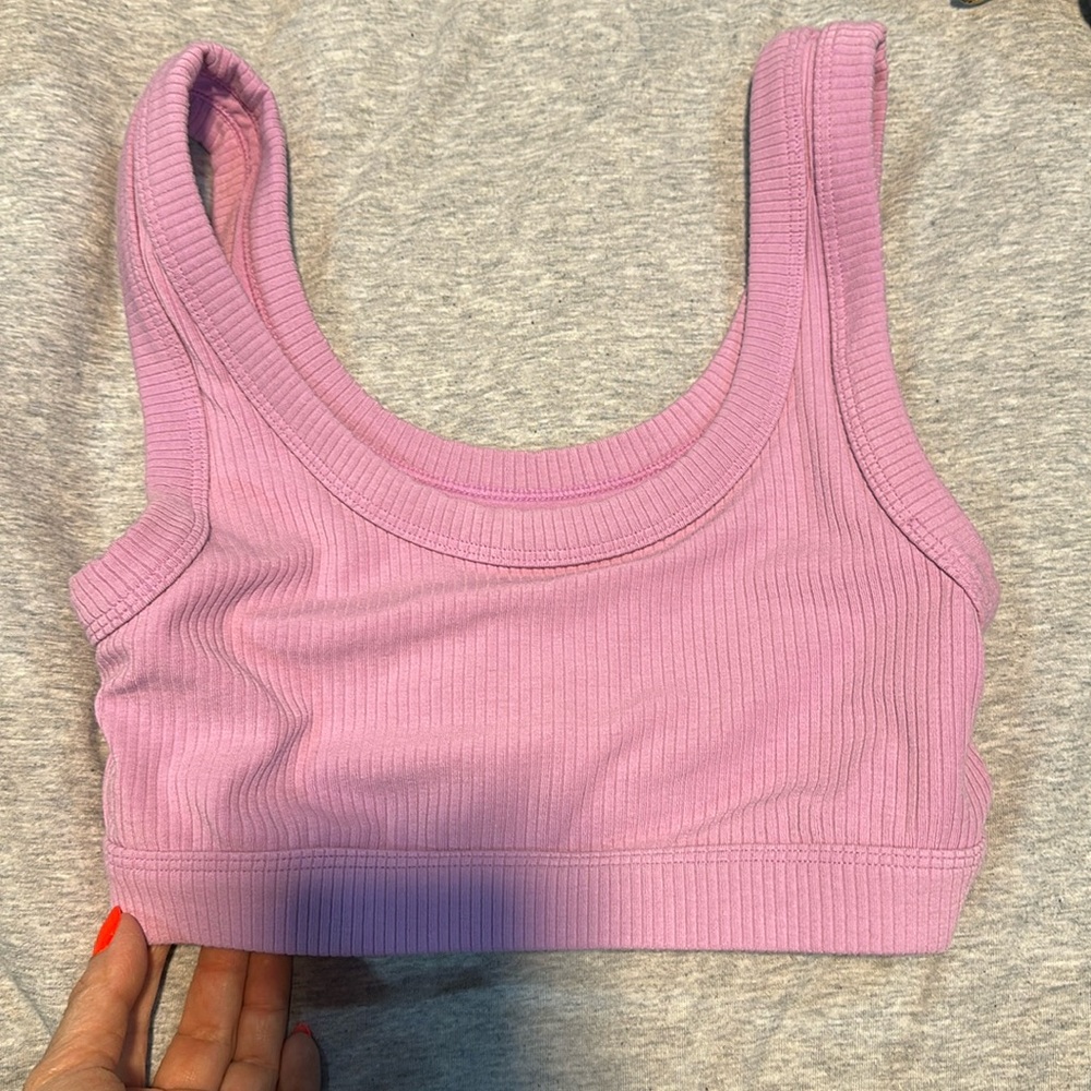 Alo yoga workout crop top bra.
